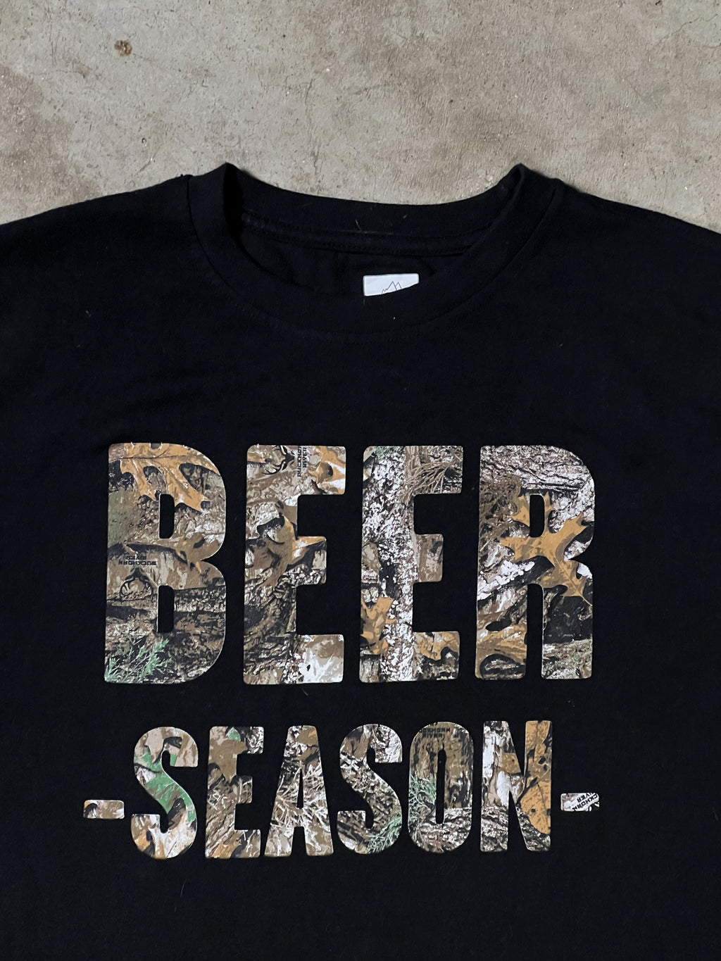 2000'S MOUNTAINAIRE REALTREE BEER SEASON TEE | M