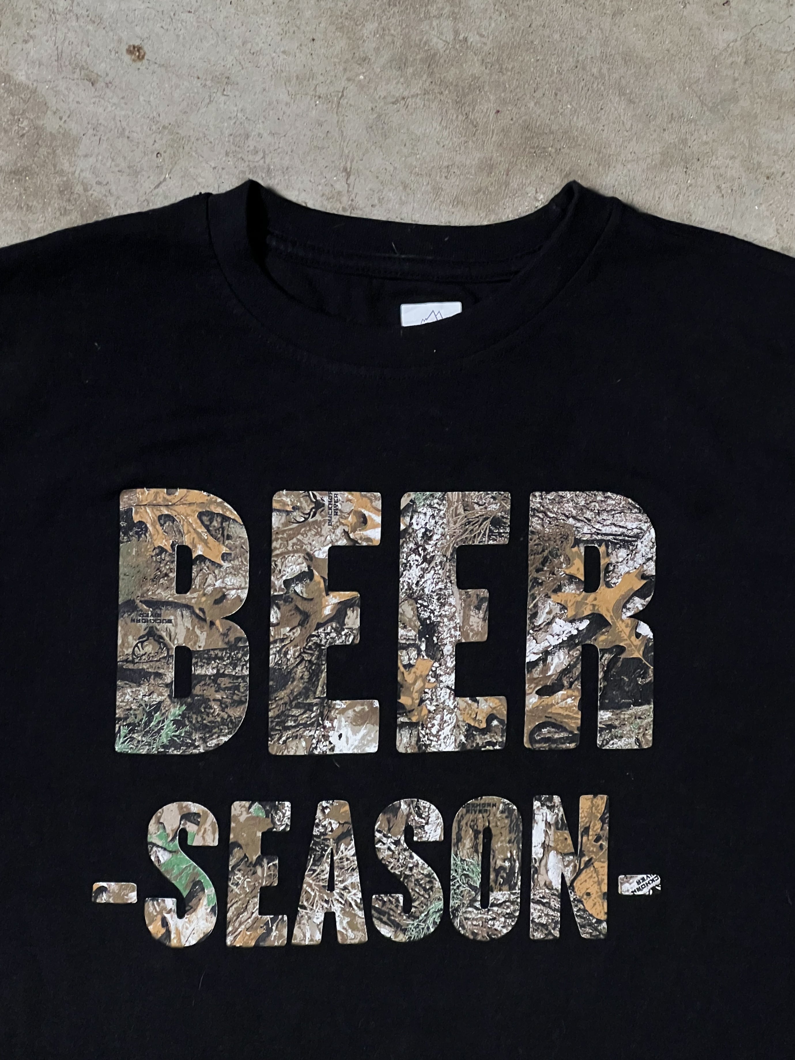 2000'S MOUNTAINAIRE REALTREE BEER SEASON TEE | M